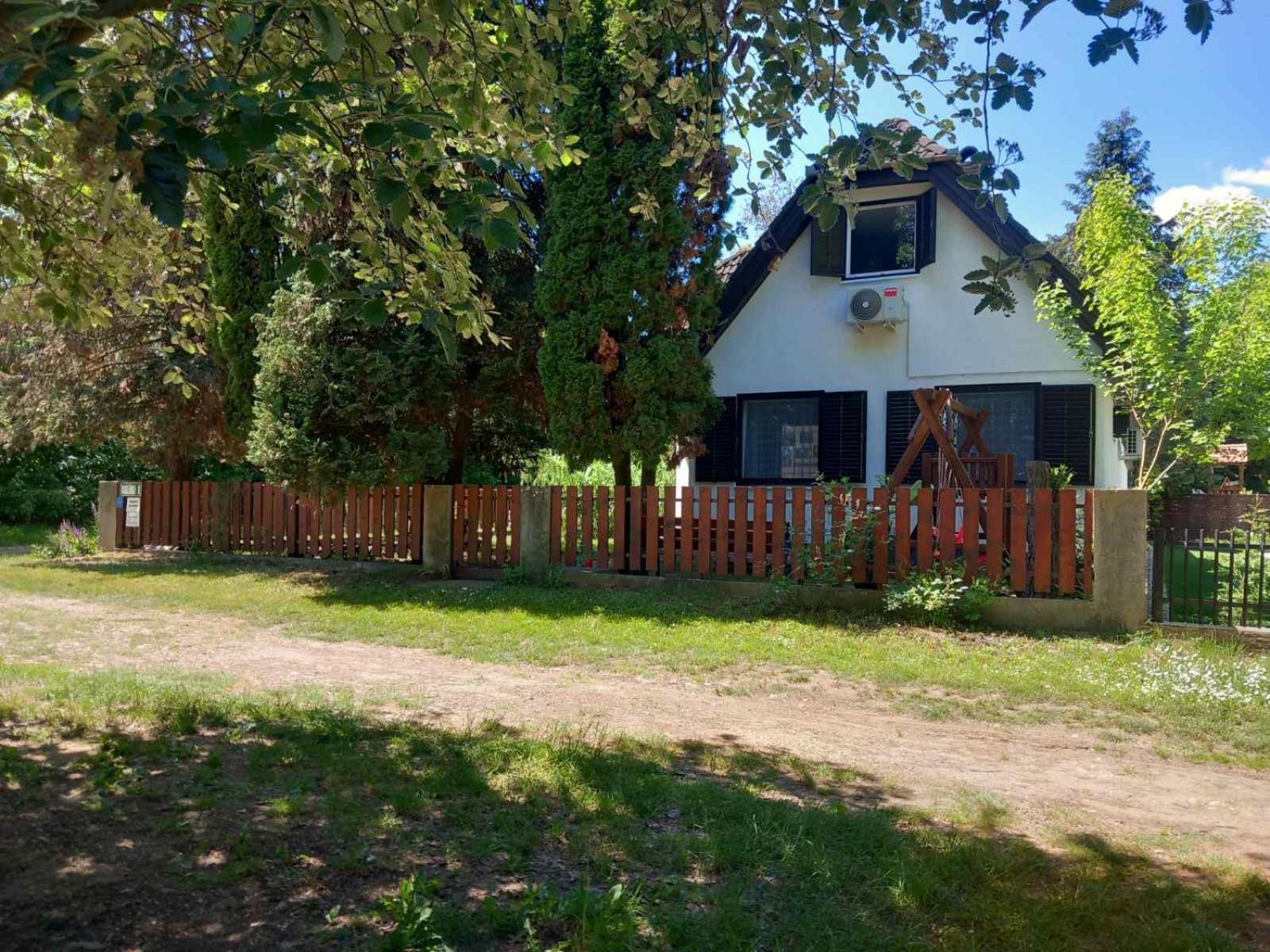 Boglarka Vendeghaz Tiszaloek Apartment Tiszalok Exterior photo